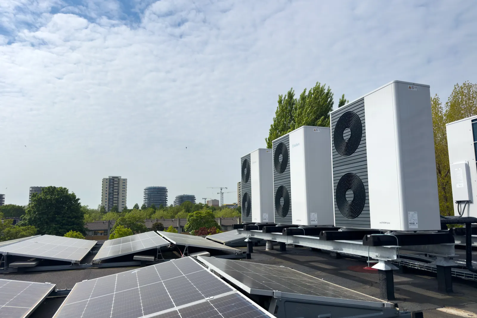 Warmtepompen op een dak, geïnstalleerd door VDTK