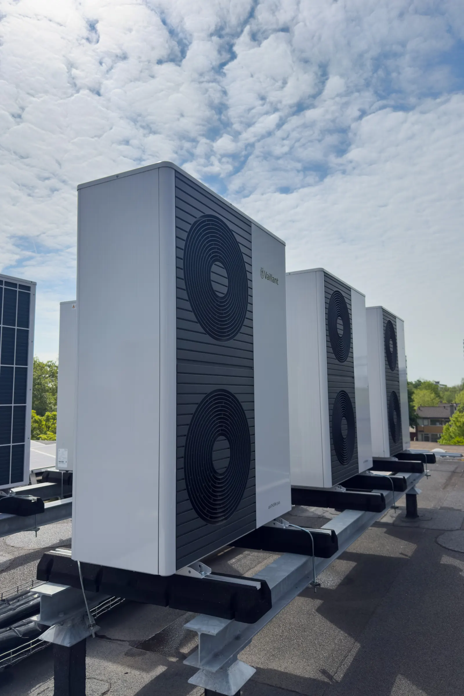 Warmtepompen geïnstalleerd op het dak door het team van Van Dalen Totaal Klimaat