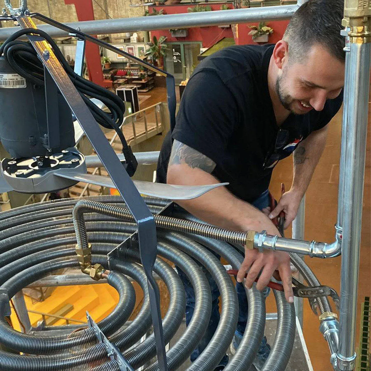 VDTK-monteur aan het werk in de installatieruimte
