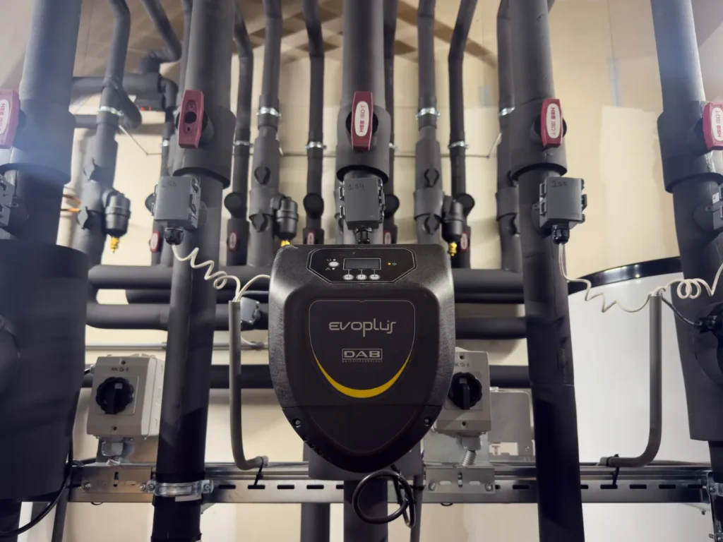 EVOPLUS-pomp met slimme regeling, centraal op de verdeler.