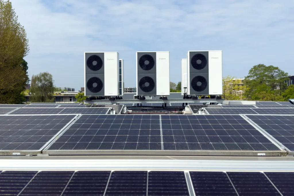 Vaillant-warmtepompen tussen de zonnepanelen op het dak.