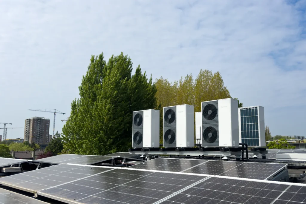 Buitenunits opgesteld op het dak, met de stad op de achtergrond.