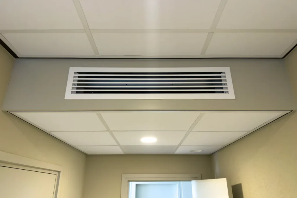 Inblaasrooster netjes ingewerkt in het afgewerkte plafond.